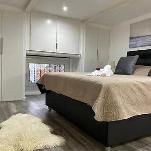 Duplex Situe A 2min De La Gare Du Nord Apartment